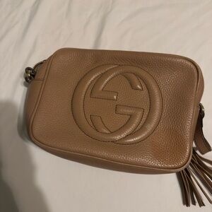 Gucci tan pebbled leather crossbody camera bag with tassel